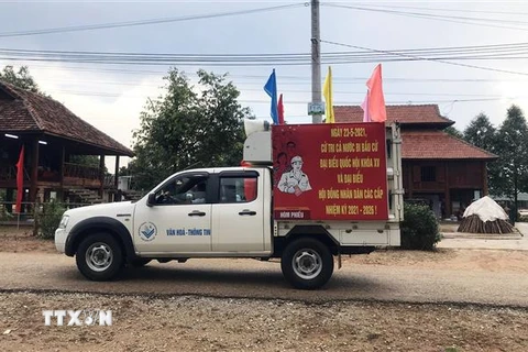 Xe lưu động thông tin về ngày bầu cử cho người dân tại huyện Ngọc Hồi (Kon Tum). (Ảnh: Khoa Chương/TTXVN)