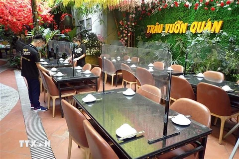 Nhà hàng Trâu Vườn Quán, 89 phố Nguyễn Văn Tuyết, quận Đống Đa đã lắp vách ngăn chống giọt bắn. (Ảnh: Anh Tuấn/TTXVN)