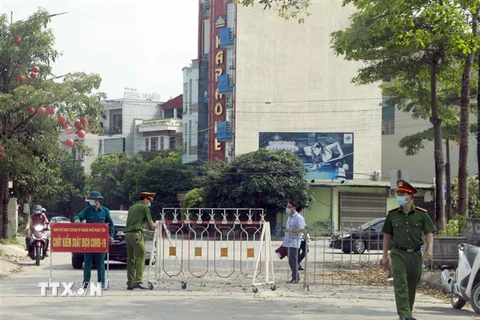 Một chốt cách ly y tế tại khu đô thị Đồng Sơn, thành phố Phúc Yên (Vĩnh Phúc). (Ảnh: Hoàng Hùng/TTXVN)