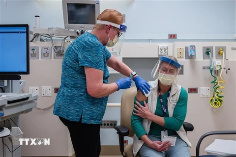 Tiêm vaccine phòng COVID-19 cho nhân viên y tế tại bệnh viện ở San Diego, California, Mỹ ngày 15/12/2020. (Ảnh: AFP/TTXVN)