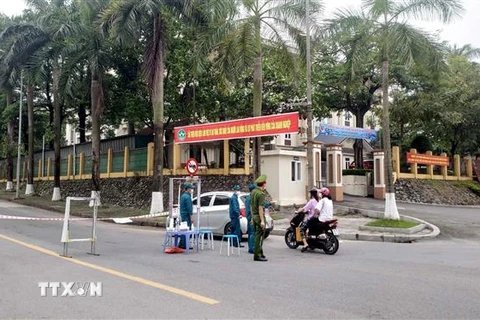 Một chốt cách ly phòng chống dịch COVID 19 tại đường Hai Bà Trưng, thành phố Vĩnh Yên. (Ảnh: Hoàng Hùng/TTXVN)