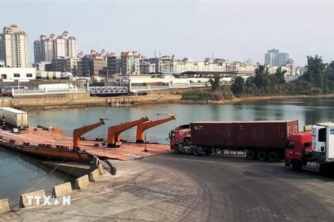 Phương tiện vận tải xuất nhập khẩu hàng hóa tai cầu phao Km3+4 Hải Yên. (Ảnh: TTXVN phát)