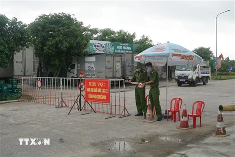 Chốt được lập tại đường vào thôn Sâm Lộc, xã Tượng Sơn, Thạch Hà, Hà Tĩnh. (Ảnh: Phan Quân/TTXVN)