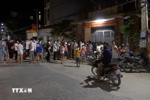 Người dân xã Mão Điền, huyện Thuận Thành được lấy mẫu xét nghiệm SARS-CoV-2 ngay trong đêm 7/5. (Ảnh: Thanh Thương/TTXVN)