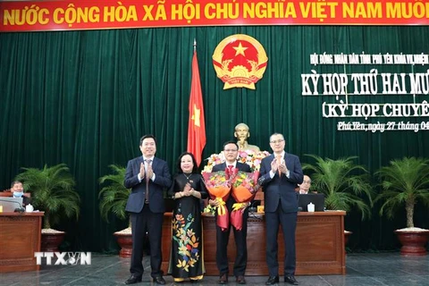Các đại biểu tặng hoa chúc mừng ông Đào Mỹ được bầu giữ chức vụ Phó Chủ tịch Ủy ban nhân dân tỉnh Phú Yên, nhiệm kỳ 2016-2021. (Ảnh: Phạm Cường/TTXVN)