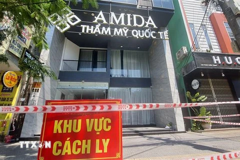 Thẫm mỹ viện quốc tế AMIDA (đường Phan Châu Trinh, quận Hải Châu, thành phố Đà Nẵng), địa điểm có liên quan nhiều ca lây nhiễm cộng đồng được cách ly. (Ảnh: Văn Dũng/TTXVN)