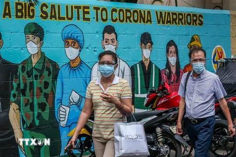 Người dân đeo khẩu trang phòng dịch COVID-19 tại Manila, Philippines, ngày 14/4/2021. (Ảnh: THX/ TTXVN)