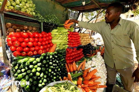 Rau củ được bày bán tại một khu chợ ở Khartoum, Sudan, ngày 12/4/2021. (Ảnh: THX/ TTXVN)