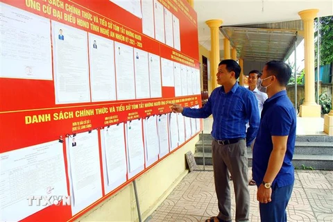 Danh sách các ứng cử viên ứng cử đại biểu Quốc hội khóa XV và đại biểu HĐND các cấp nhiệm kỳ 2016 – 2026 được niêm yết tại trụ sở UIBND xã Môn Sơn, huyện Con Cuông (Nghệ An). (Ảnh: Tá Chuyên/TTXVN)