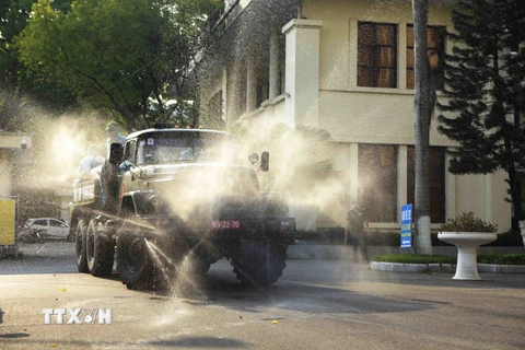 Xe đặc chủng của Bộ Tư lệnh Quân khu 2 phun khử khuẩn tại thành phố Vĩnh Yên. (Ảnh: Hoàng Hùng/TTXVN)