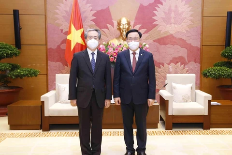 Chủ tịch Quốc hội Vương Đình Huệ tiếp Đại sứ Trung Quốc tại Việt Nam Hùng Ba. (Ảnh: Doãn Tấn/TTXVN)