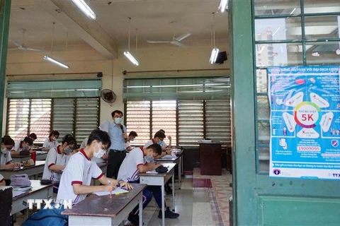 Trường Trung học phổ thông Trưng Vương, TP.HCM yêu cầu giáo viên, học sinh thực hiện nghiêm quy định 5K. (Ảnh: Thu Hoài/TTXVN)