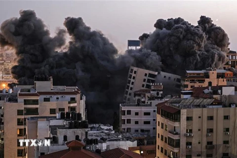Khói lửa bốc lên sau loạt không kích của Israel xuống Dải Gaza ngày 11/5/2021. (Ảnh: AFP/TTXVN)