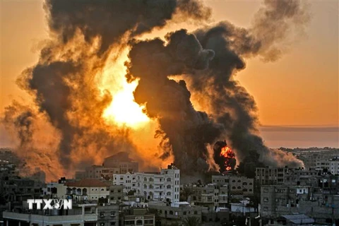 Khói lửa bốc lên sau loạt không kích của Israel xuống thị trấn Khan Yunis ở Dải Gaza ngày 12/5/2021. (Ảnh: AFP/TTXVN)