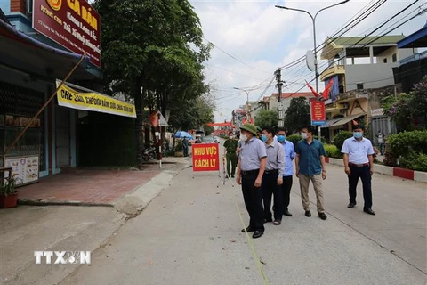 Chủ tịch UBND tỉnh Lạng Sơn Hồ Tiến Thiệu kiểm tra khu vực phong tỏa tại thị trấn Thất Khê, huyện Tràng Định. (Ảnh: Quang Duy/TTXVN)