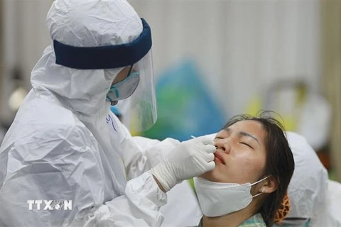 Lực lượng y tế lấy mẫu, xét nghiệm cho công nhân Công ty TNHH Samsung Electronics Việt Nam. (Ảnh: TTXVN)
