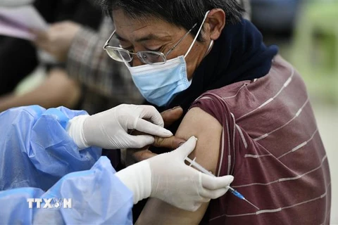 Tiêm vaccine ngừa COVID-19 tại Thiên Tân, Trung Quốc, ngày 12/5/2021. (Ảnh: THX/TTXVN)
