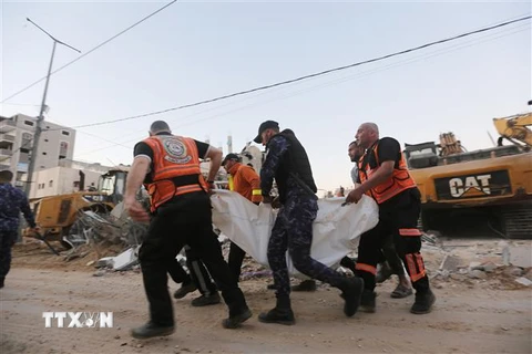 Chuyển nạn nhân bị thương sau loạt không kích của Israel tại Beit Lahia, Dải Gaza, ngày 13/5/2021. (Ảnh: THX/ TTXVN)