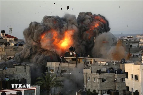 Khói lửa bốc lên sau cuộc oanh kích của Isarel xuống Dải Gaza ngày 16/5/2021. (Ảnh: AFP/TTXVN)
