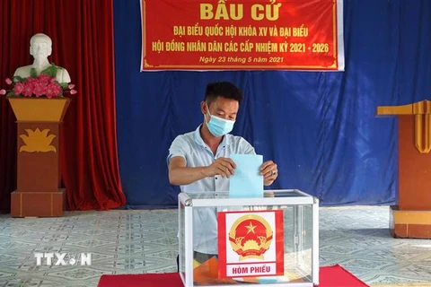 Cử tri Lào Cai diễn tập bỏ phiếu từng người một. (Ảnh: Quốc Khánh/TTXVN)