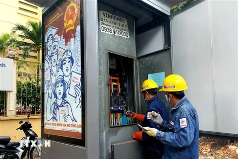 Nhân viên EVN HCMC kiểm tra hệ thống điện trước ngày bầu cử. (Ảnh: Thành Chung/TTXVN)