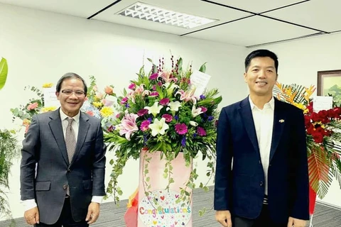 Ông Phạm Quốc Anh ( trái), Tham tán thương mại Việt Nam tại Malaysia và ông Trần Hồng Chung (phải) tại buổi lễ khai trương Văn phòng thương vụ VN tại Kuala Lumpur. (Nguồn: Bnews)