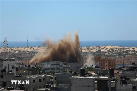 Hiện trường một vụ nổ sau cuộc không kích của Israel xuống thành phố Rafah, Dải Gaza ngày 19/5/2021. Ảnh: THX/TTXVN)