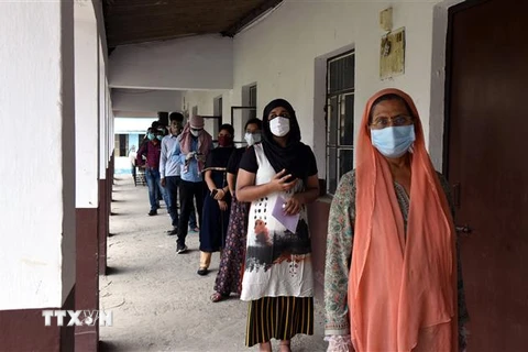 Người dân chờ được tiêm vaccine ngừa COVID-19 tại Patna, Ấn Độ ngày 12/5/2021. (Ảnh: THX/TTXVN)