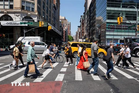 Người dân di chuyển trên đường phố tại New York, Mỹ, ngày 19/5/2021. (Ảnh: THX/TTXVN)