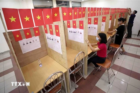 Công tác chuẩn bị cho ngày bầu cử tại 2 ký túc xá của Đại học Quốc gia Hà Nội. (Ảnh: Thanh Tùng/TTXVN)
