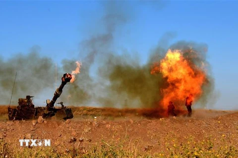 Binh sỹ Israel bắn đạn pháo từ khu vực gần thành phố Sderot về phía Dải Gaza ngày 19/5/2021. (Ảnh: THX/TTXVN)