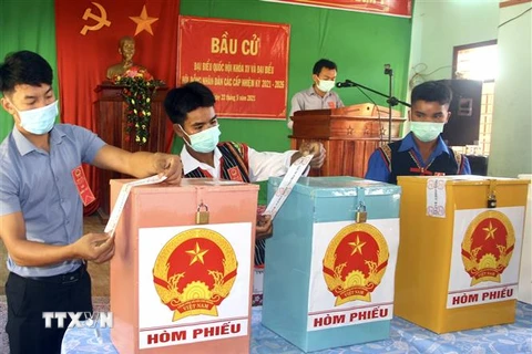 Dán niêm phong thùng phiếu tại điểm bầu cử số 1, làng Hà Giao, xã Canh Liên, huyện Vân Canh, tỉnh Bình Định. (Ảnh: Nguyên Linh/TTXVN)