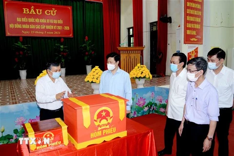 Đoàn kiểm tra công tác bầu cử của Trung ương kiểm tra công tác chuẩn bị bầu cử tại điểm bỏ phiếu ở thị trấn Lương Bằng, huyện Kim Động, tỉnh Hưng Yên. (Ảnh: Đinh Tuấn/TTXVN)