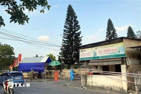 Khoanh vùng, xử lý khử khuẩn tại nơi có ca mắc COVID-19 từng bán hàng ăn sáng, phường Trần Phú, thành phố Hải Dương. (Ảnh: Mạnh Tú/TTXVN)
