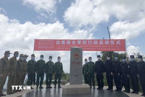 Lực lượng bảo vệ biên giới ba bên Việt Nam-Trung Quốc-Lào gặp gỡ trên thực địa tại mốc số 0 khu vực Ngã ba biên giới. (Ảnh: TTXVN phát)