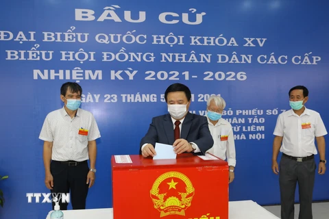 Giám đốc Học viện Chính trị quốc gia Hồ Chí Minh Nguyễn Xuân Thắng bỏ phiếu tại quận Bắc Từ Liêm, Hà Nội. (Ảnh: Nguyễn Điệp/TTXVN)