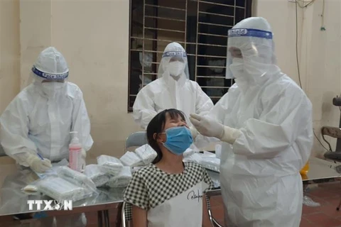 Lực lượng y, bác sĩ lấy mẫu xét nghiệm SARS-CoV-2 cho người dân tại xã Mão Điền, huyện Thuận Thành, tỉnh Bắc Ninh. (Ảnh: Thanh Thương/TTXVN)