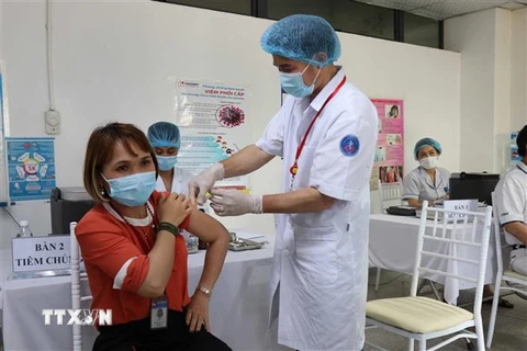 Tiêm vaccine phòng COVID-19 tại Bắc Ninh. (Ảnh: Thái Hùng/TTXVN)