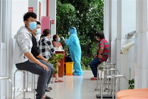 Các nhân viên y tế, bệnh nhân điều trị tại cơ sở y tế trên địa bàn tỉnh Long An được lấy mẫu xét nghiệm SARS-CoV-2. (Ảnh: Bùi Giang/TTXVN)