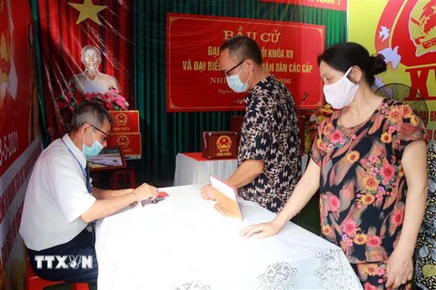 Cử tri phường Vị Hoàng, thành phố Nam Định làm thủ tục bỏ phiếu bầu cử. (Ảnh: Văn Đạt/TTXVN)