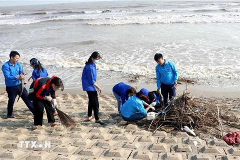 Lực lượng đoàn viên, thanh niên làm vệ sinh bãi biển Lộc Hà, Hà Tĩnh. (Ảnh: Công Tường/TTXVN)