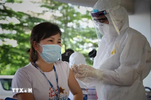  Tiêm vaccine phòng COVID-19 cho công nhân trong khu công nghiệp Bắc Giang. (Ảnh: Danh Lam/TTXVN)