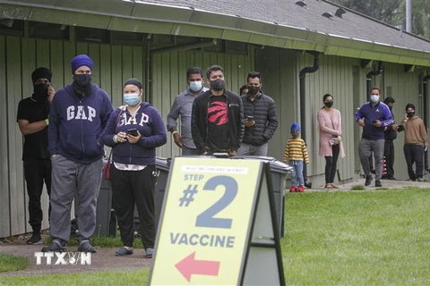Người dân xếp hàng chờ tiêm vaccine phòng COVID-19 tại Surrey, British Columbia, Canada, ngày 17/5/2021. (Ảnh: THX/TTXVN)