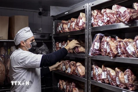 Thịt bò tại một lò mổ ở Palermo, Buenos Aires, Argentina, ngày 20/5/2021. (Ảnh: AFP/ TTXVN)