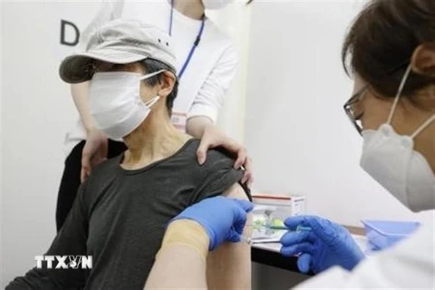 Người dân được tiêm vaccine ngừa COVID-19 tại Tokyo, Nhật Bản ngày 24/5/2021. (Ảnh: Kyodo/TTXVN)