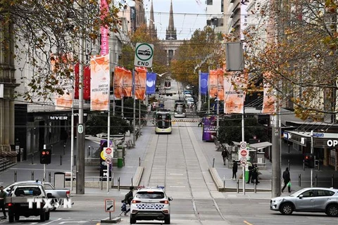 Cảnh vắng vẻ trên đường phố tại Melbourne, Australia, trong thời gian áp đặt các biện pháp hạn chế phòng dịch COVID-19, ngày 28/5/2021. (Ảnh: THX/ TTXVN)