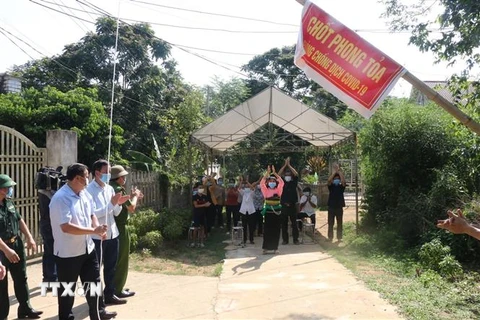 Lực lượng chức năng dỡ phong tỏa cho 10 hộ dân với 39 nhân khẩu tại cụm dân cư Làng Hón, thôn Minh Ngọc, xã Minh Sơn, huyện Ngọc Lặc, Thanh Hóa. (Ảnh: Hoa Mai/TTXVN)