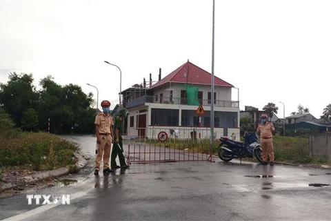 Tỉnh Hà Tĩnh lập các chốt kiểm soát dịch tại xã Thạch Trung, thành phố Hà Tĩnh. (Ảnh: Hoàng Ngà/TTXVN)