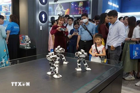 Đại học quốc gia Thành phố Hồ Chí Minh tổ chức lễ ra mắt Chương trình đào tạo trí tuệ nhân tạo và công nghệ Robot. (Ảnh: Thu Hoài/TTXVN)