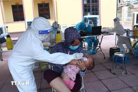 Người dân lấy mẫu xét nghiệm tại xã Mão Điền, huyện Thuận Thành, Bắc Ninh. (Ảnh: Thanh Thương/TTXVN)